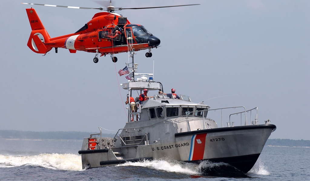 Вертолет и катер береговой охраны США