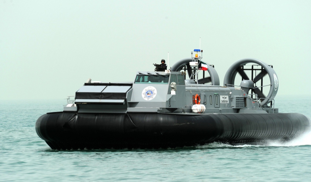 Военный катер на воздушной подушке