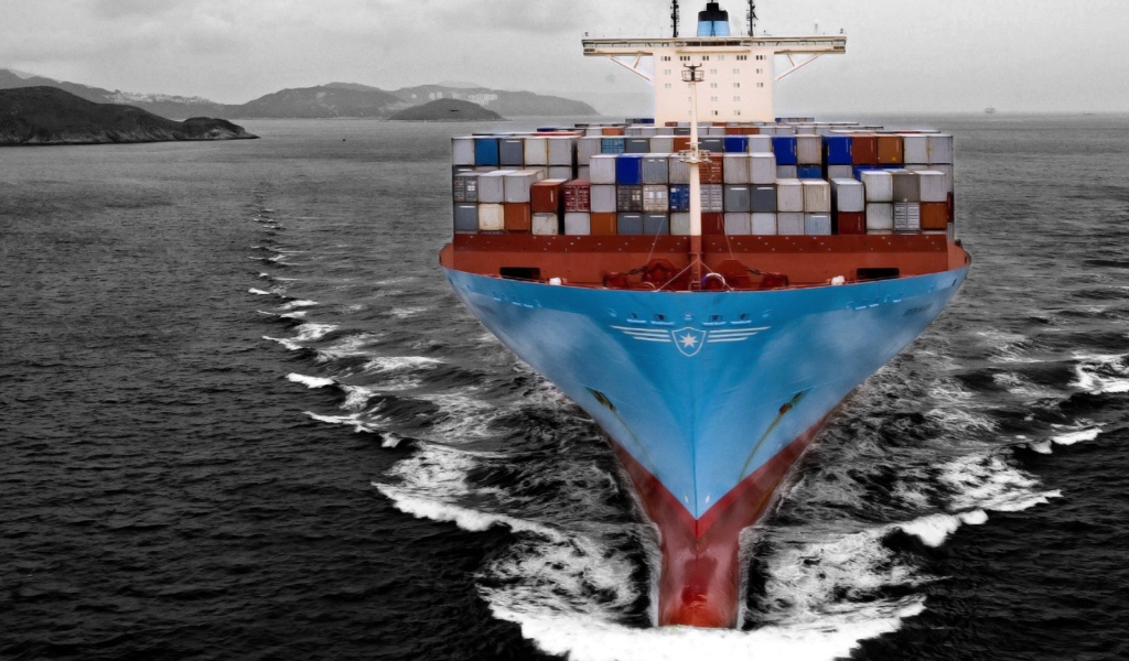 Быстрый контейнеровоз в море