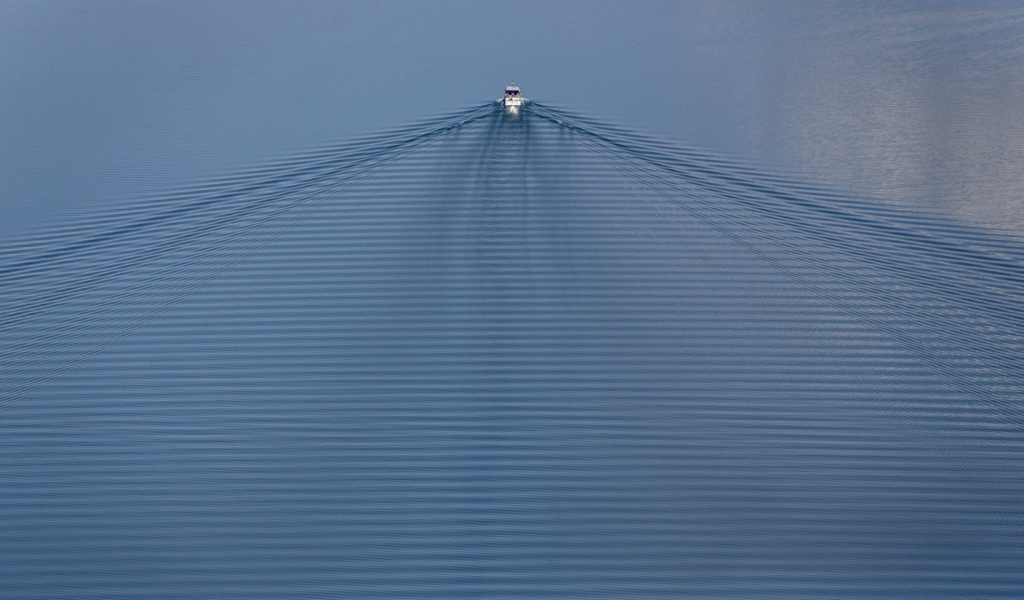 Рябь воды за катером