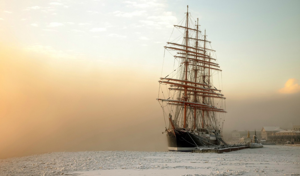 Парусный корабль в замерзшей бухте