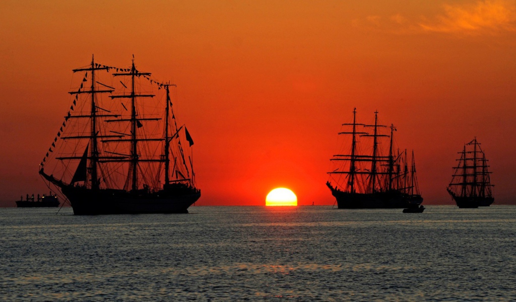 Парусные корабли на фоне заката