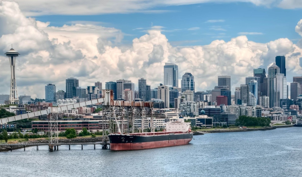 Корабль на погрузке в порту