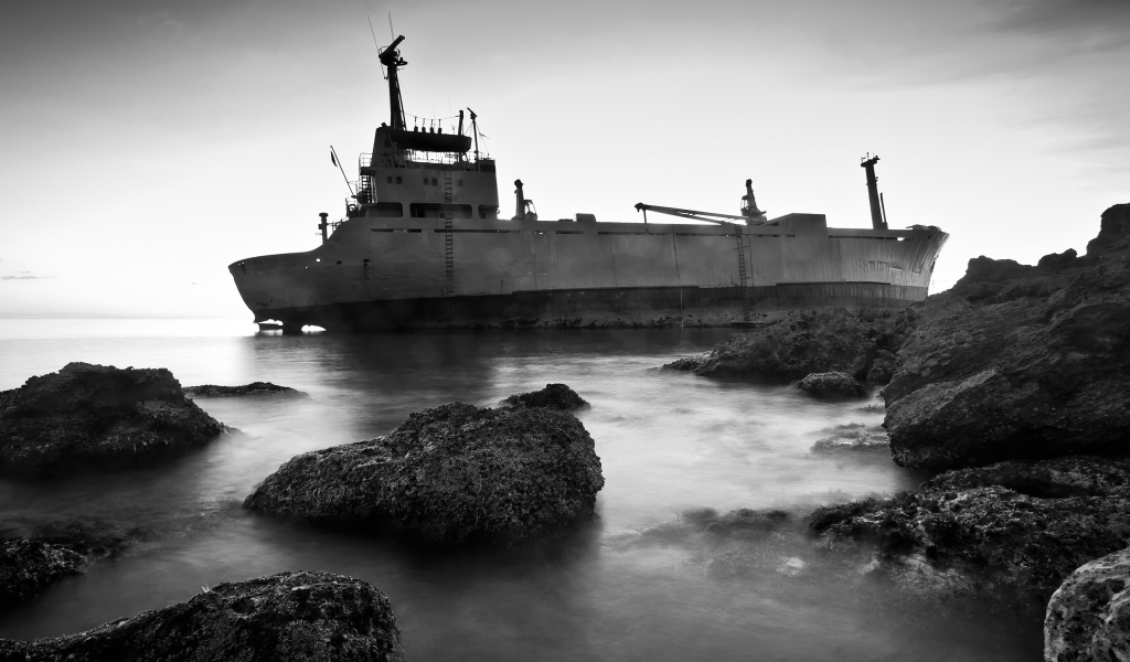 Корабль у рифов