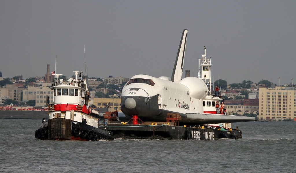 Шаттл на барже