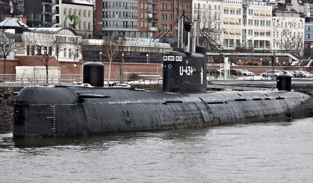Подводная лодка у набережной в городе