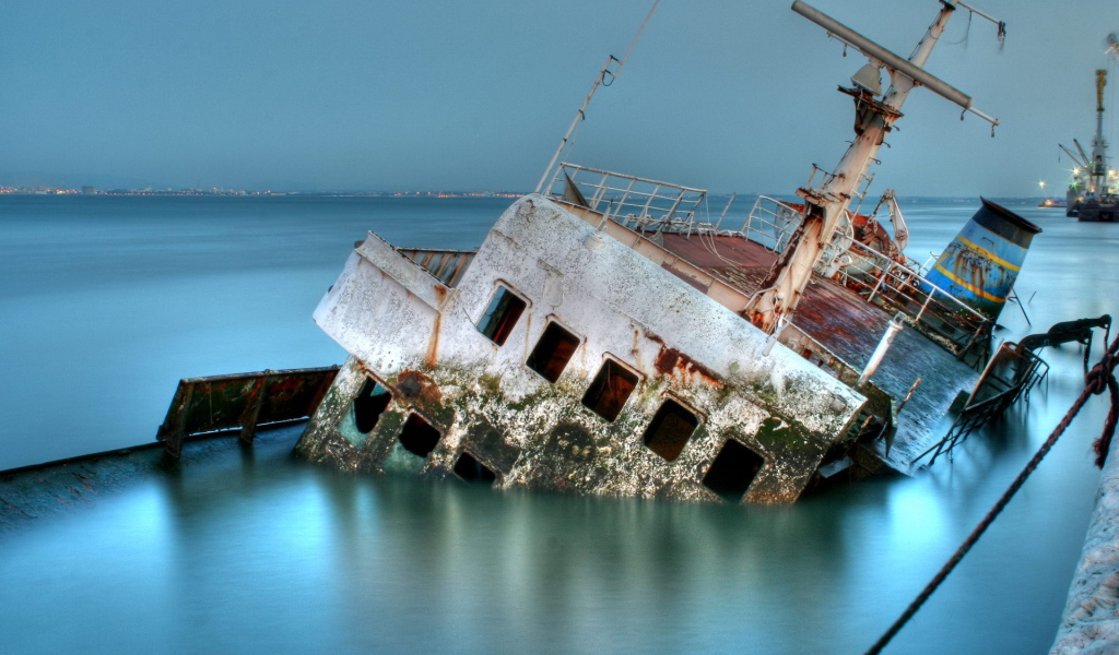 Затонувший старый корабль