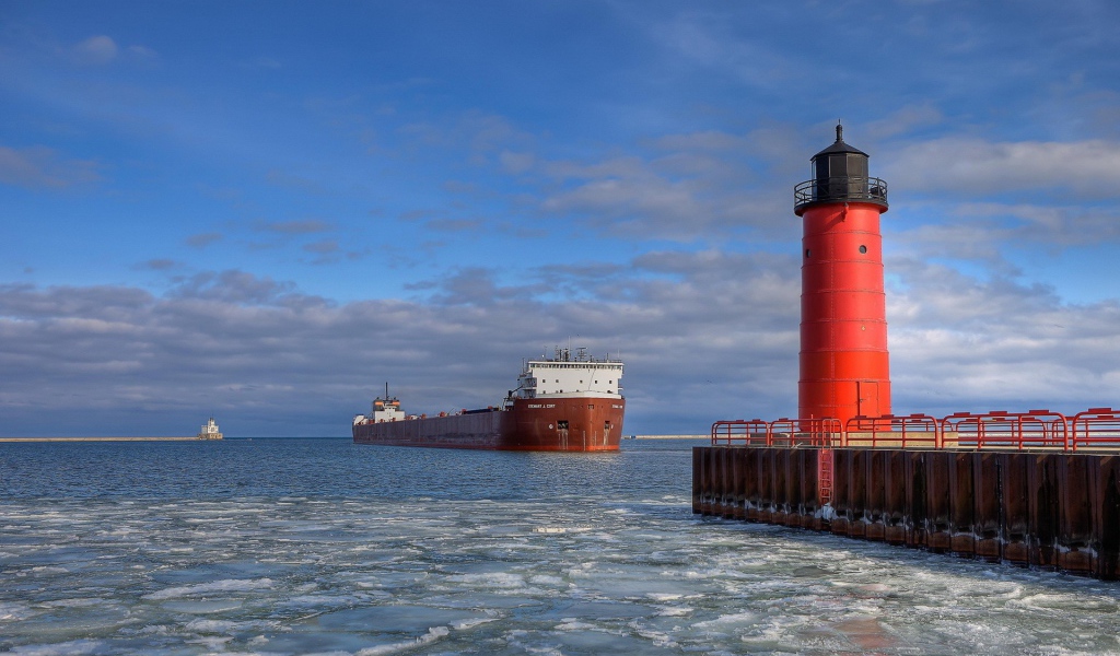 Танкер на рейде у маяка
