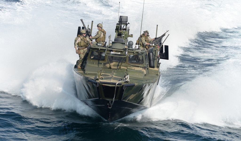 Солдаты на катере