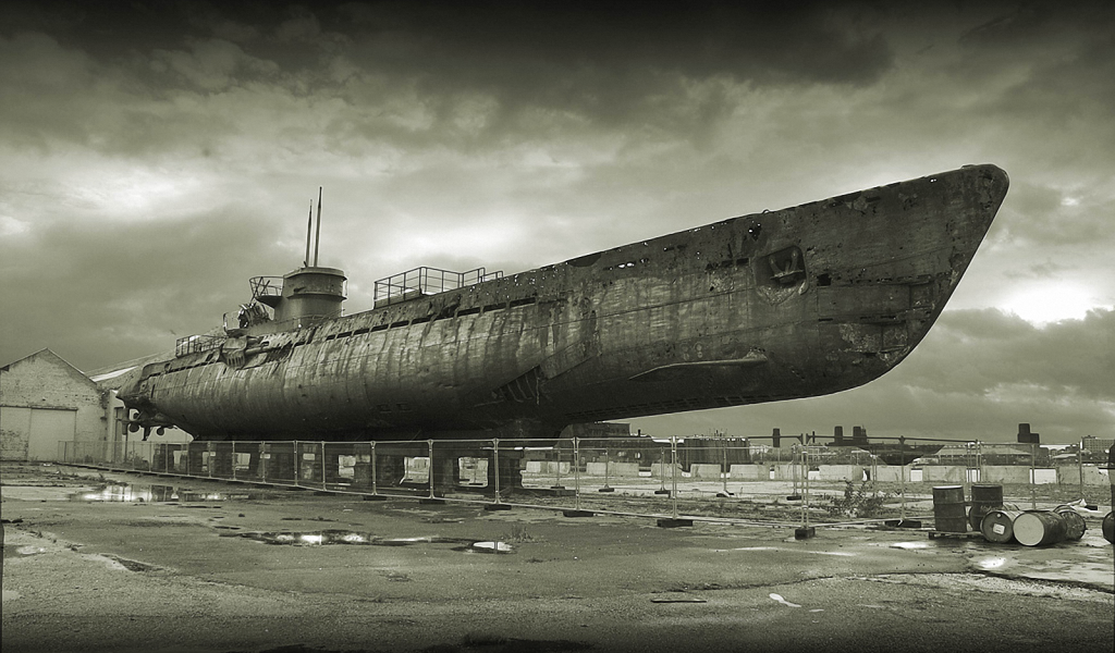 The submarine in dry dock, the U-series