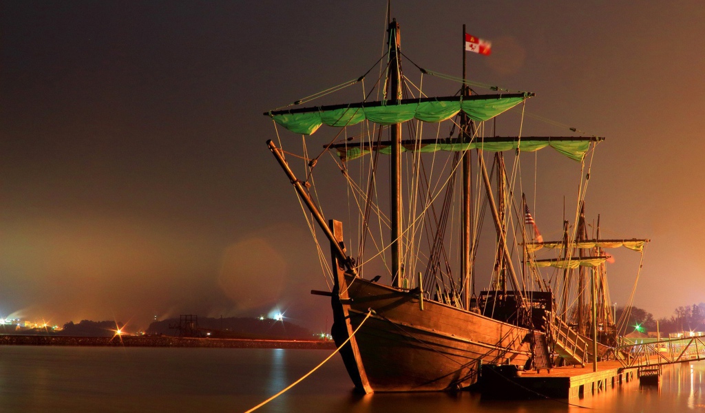 Старинный парусный корабль в порту в США