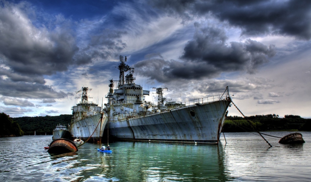 Военные корабли на вечном причале в бухте