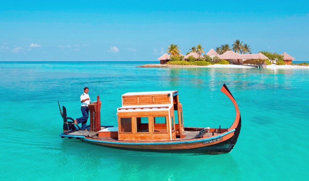 Деревянная лодка у райского острова в Полинезии