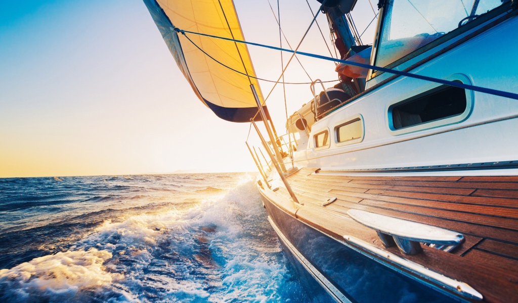 Яхта в море идет по курсу