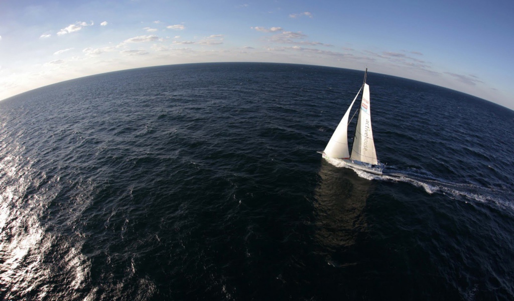 Яхта в бескрайнем океане