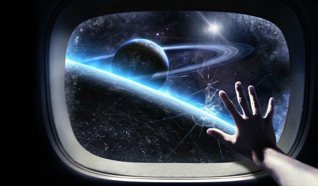 Разбитое стекло в окне космолета