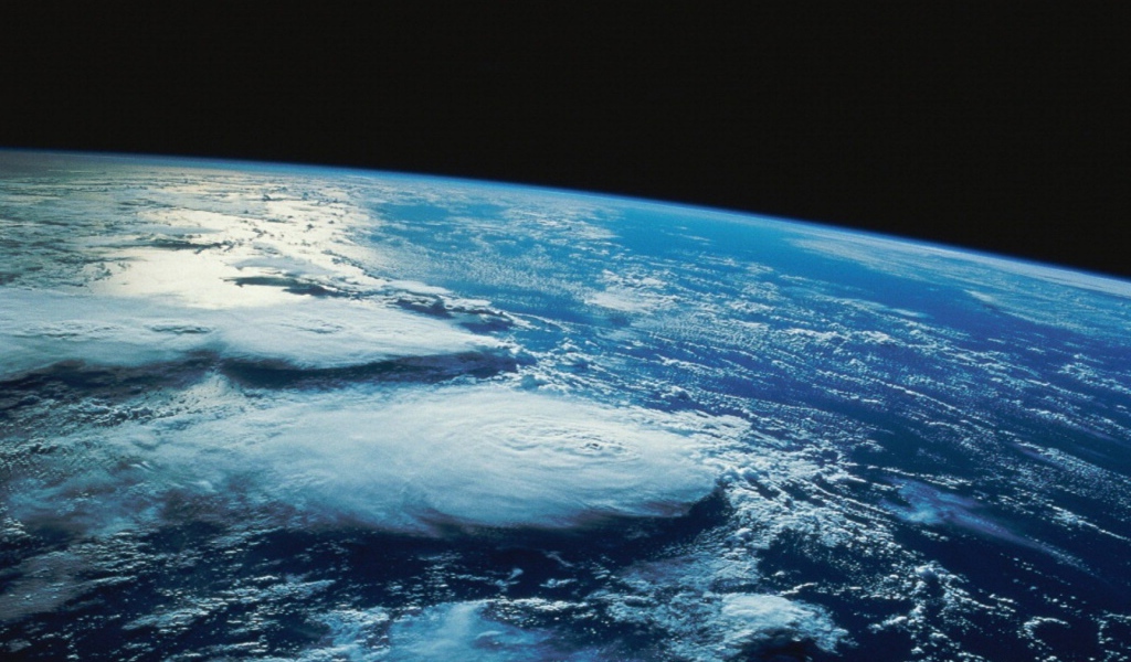 Ураганные облака на поверхности Земли