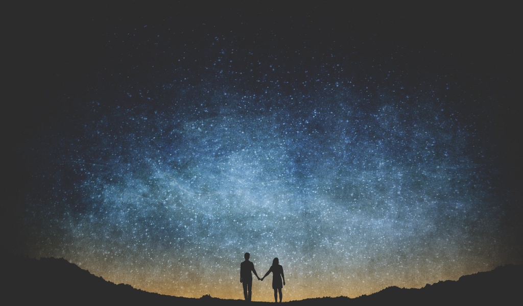 Влюбленные смотрят на звезды