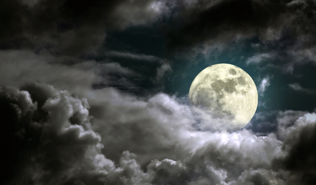 Луна среди ночных облаков