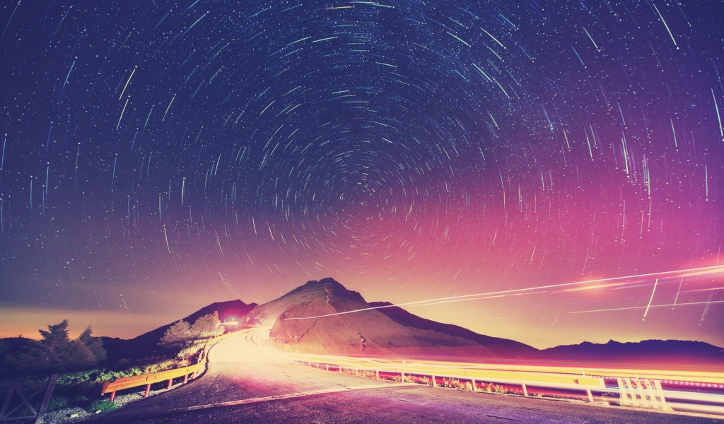 Ночное вращение звезд над горой