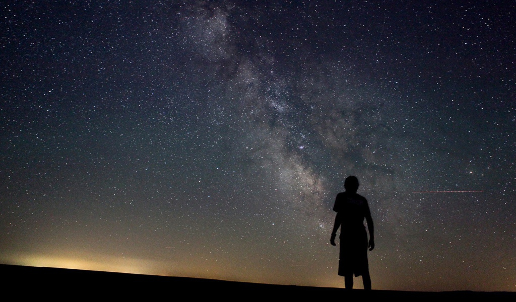 Силуэт девушки на фоне Млечного пути