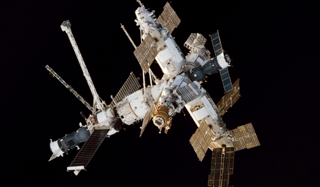 Космическая станция на черном фоне