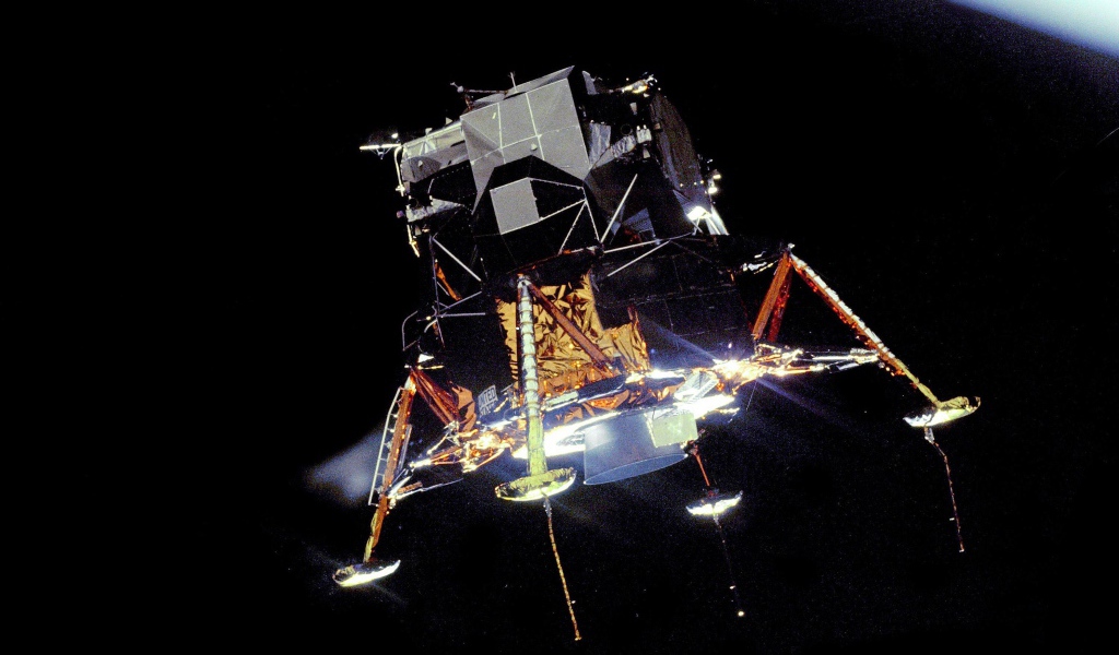 Лунный модуль идет на посадку