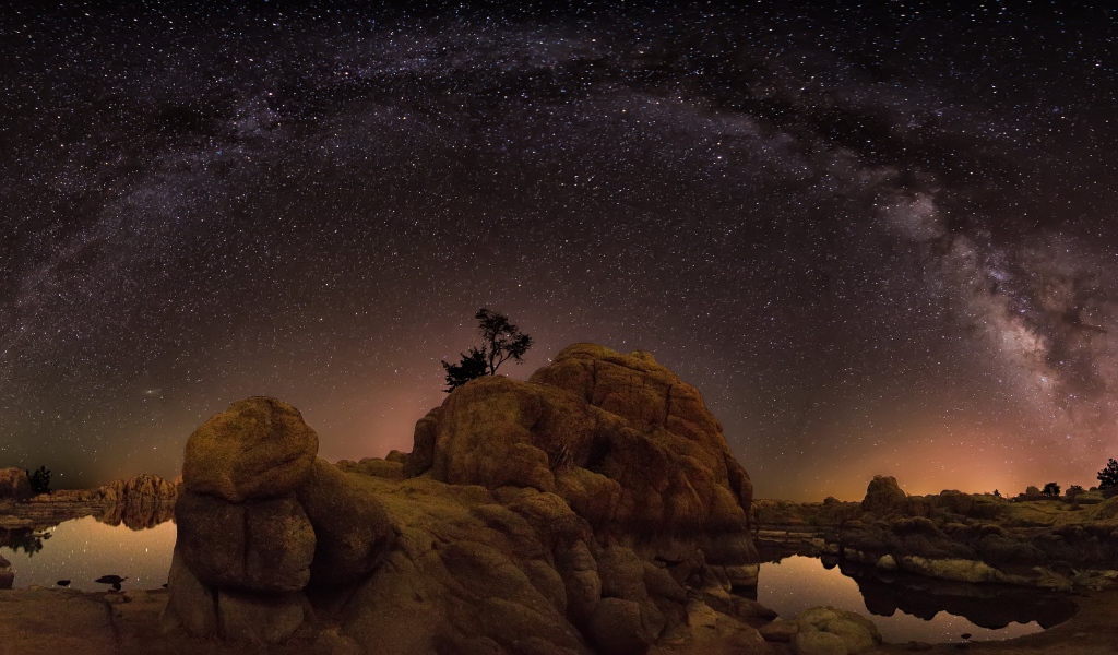 Млечный путь над скалами