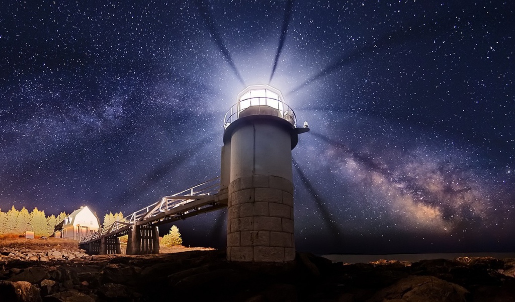 Маяк на фоне звездного неба