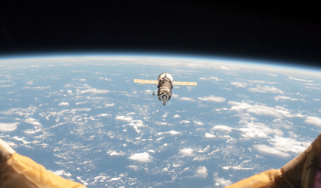 В иллюминаторе космическая станция