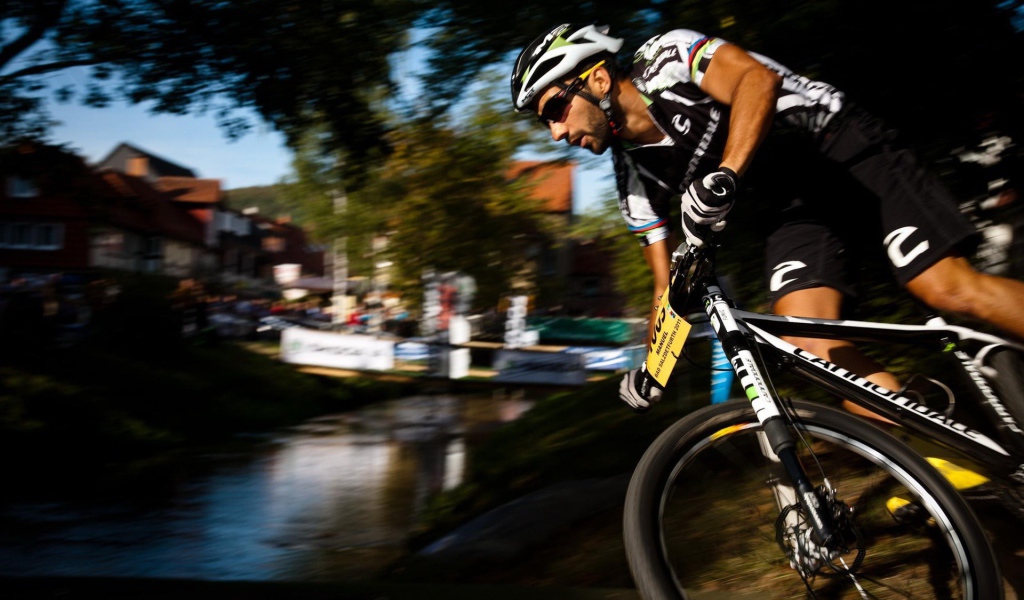 Велосипедист на краю водоема