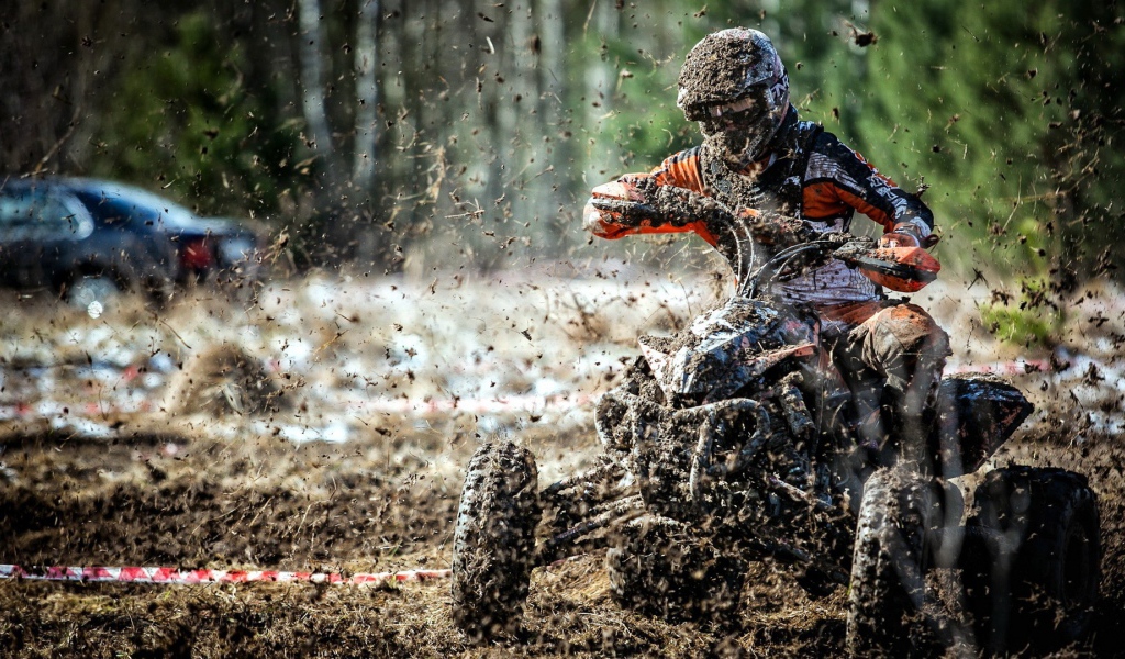 Гонщик едет по грязи