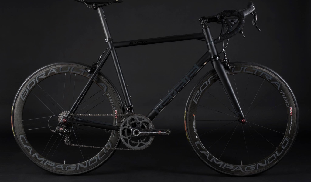 Спортивный велосипед на черном фоне