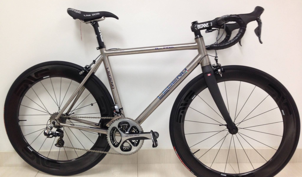 Спортивный велосипед на белом фоне