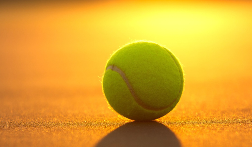 Освещенный солнцем теннисный мяч