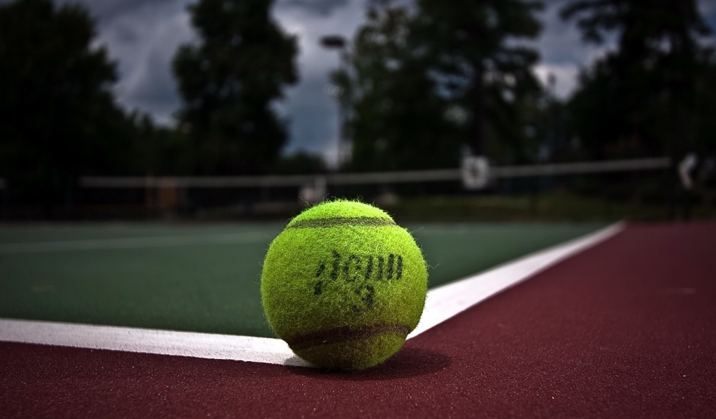 Мяч для тенниса на корте
