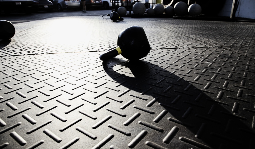 Гиря на железном полу