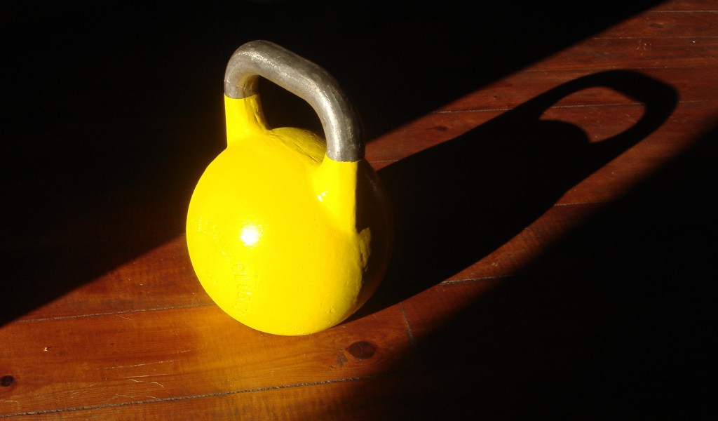 Гиря желтого цвета