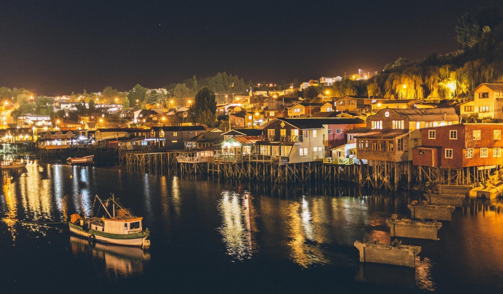 Рыбацкий поселок у берега в Чили