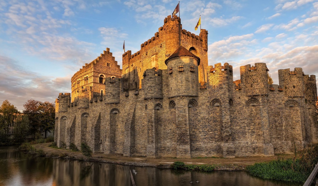 Старинный замок с высокими стенами