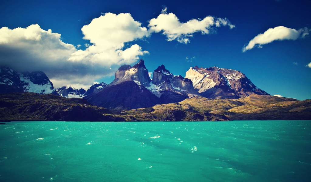 Голубое озеро в горах Торрес-дель-Пайне, Чили