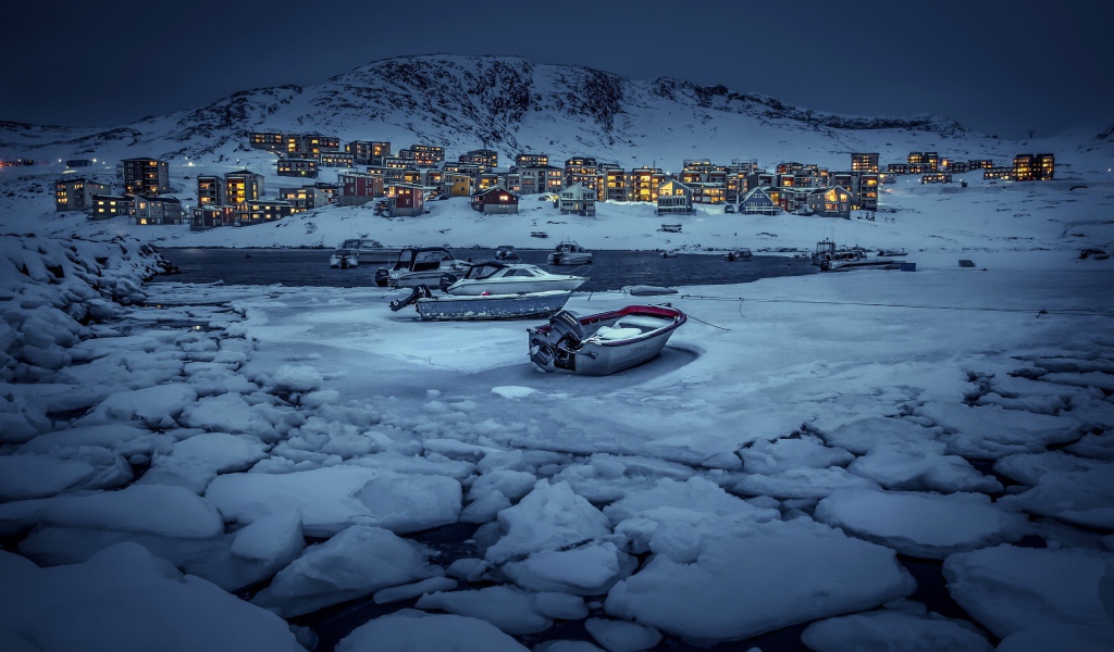 Лодки во льдах в Гренландии