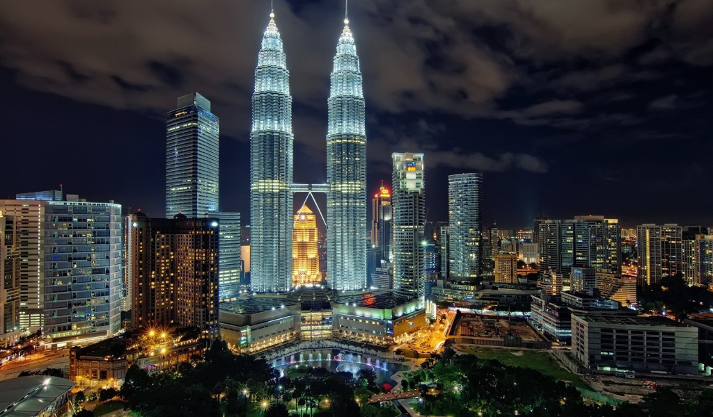 Яркие башни Петронас Тауэрс в Малайзии