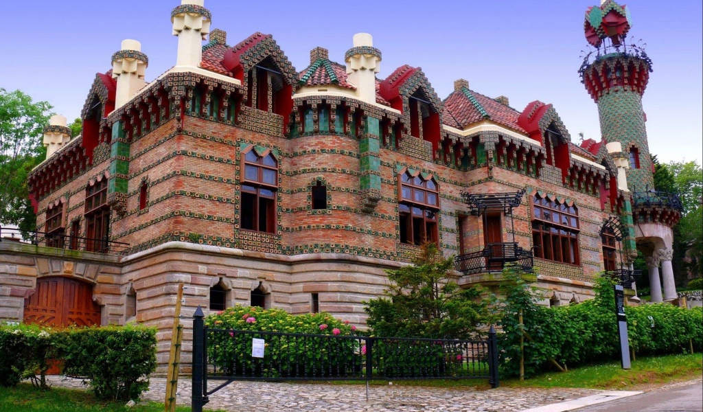 Яркий сказочный замок