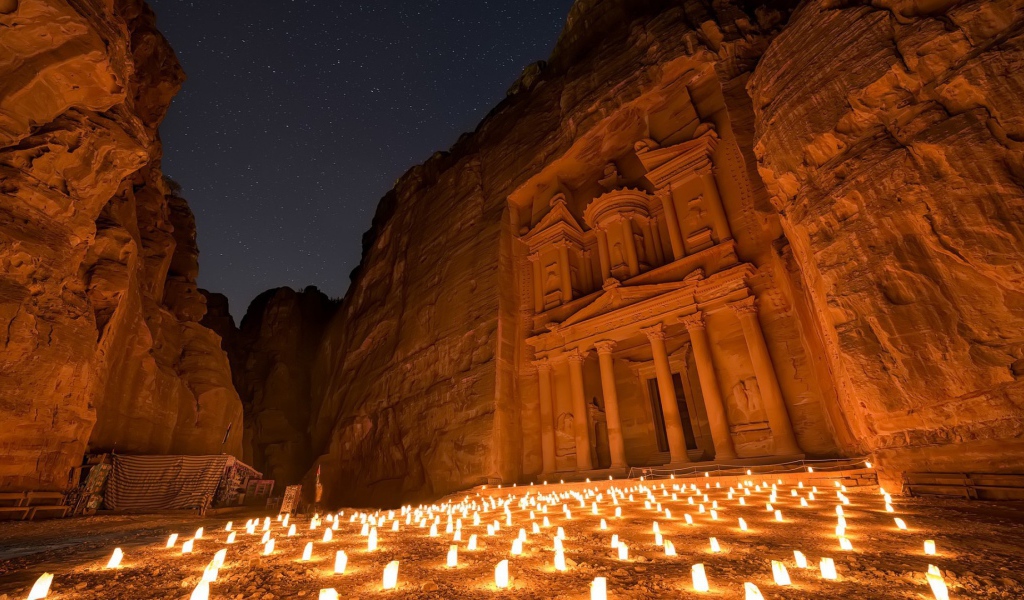 Свечи у входа в Петру