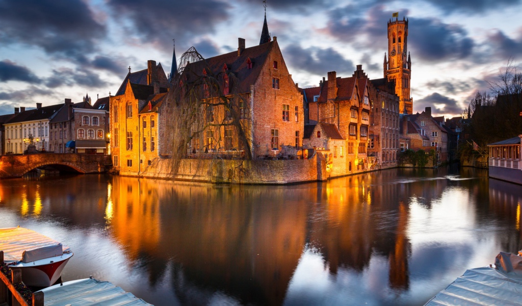 Дома у реки в городе Брюгге, Бельгия