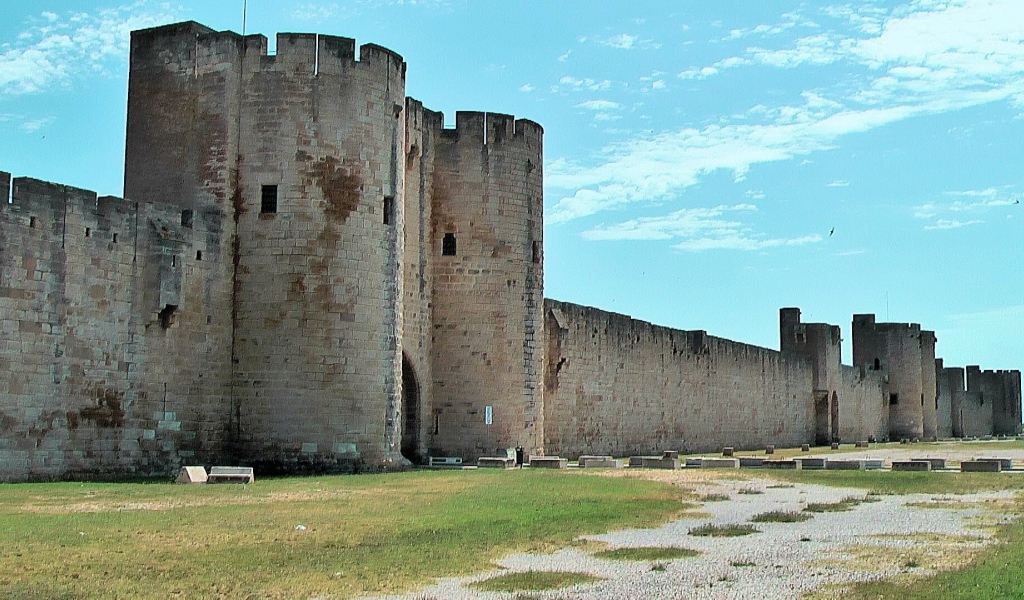 Неприступные стены старого замка