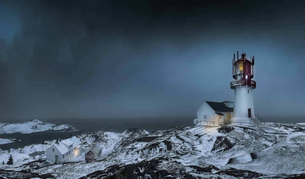 Маяк на берегу северного моря