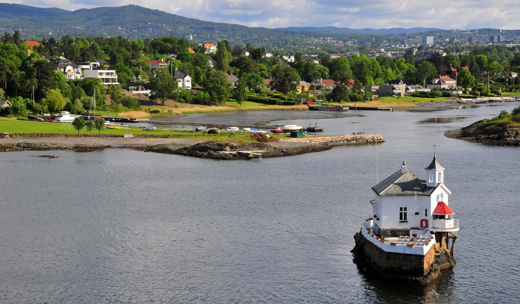 Домик на скале посреди реки