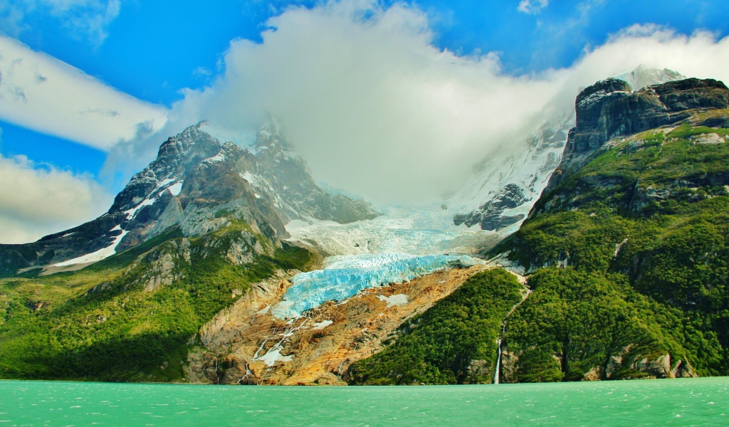 Озеро в горах в Чили